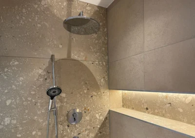 helle geflieste Dusche