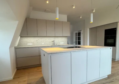 Einladende Küche mit Theke und Lampen