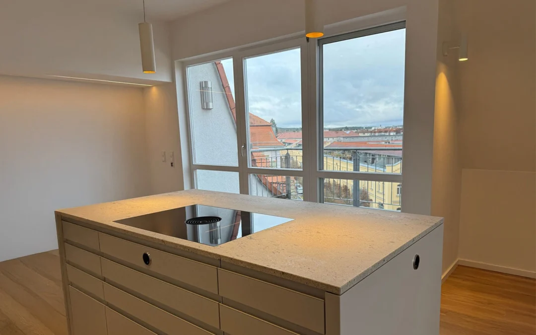 Theke in Küche mit großen Fenster und Balkon