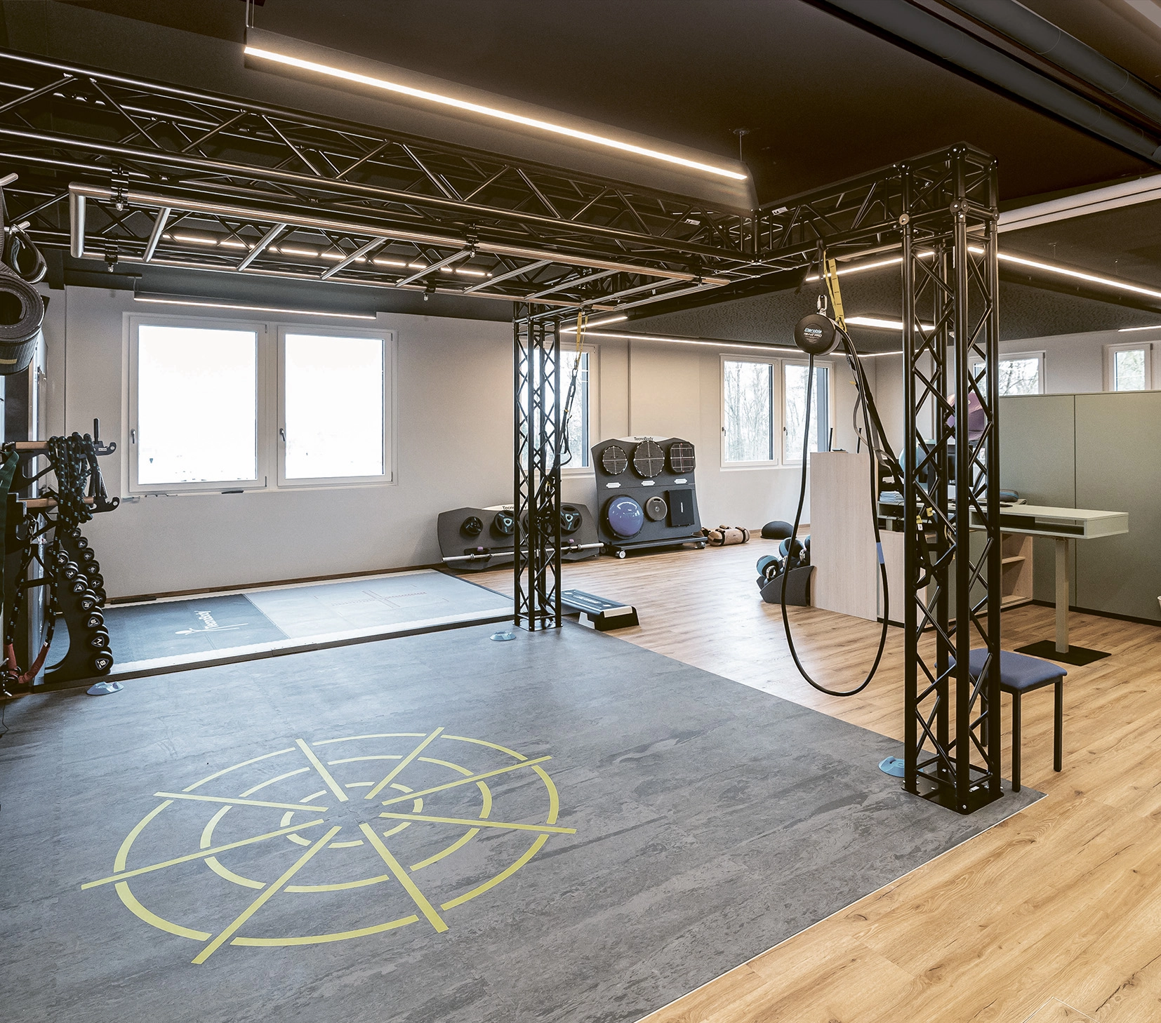 Therapeak_Lichtplanung_2 modernes Fitnessstudio mit offenem Raumkonzept